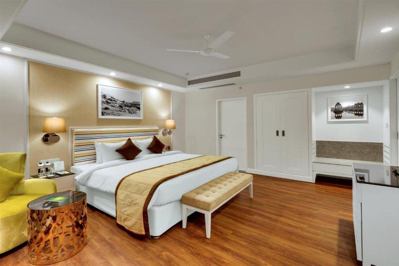 Amanora The Fern Hotels & Club Mundhva Екстериор снимка