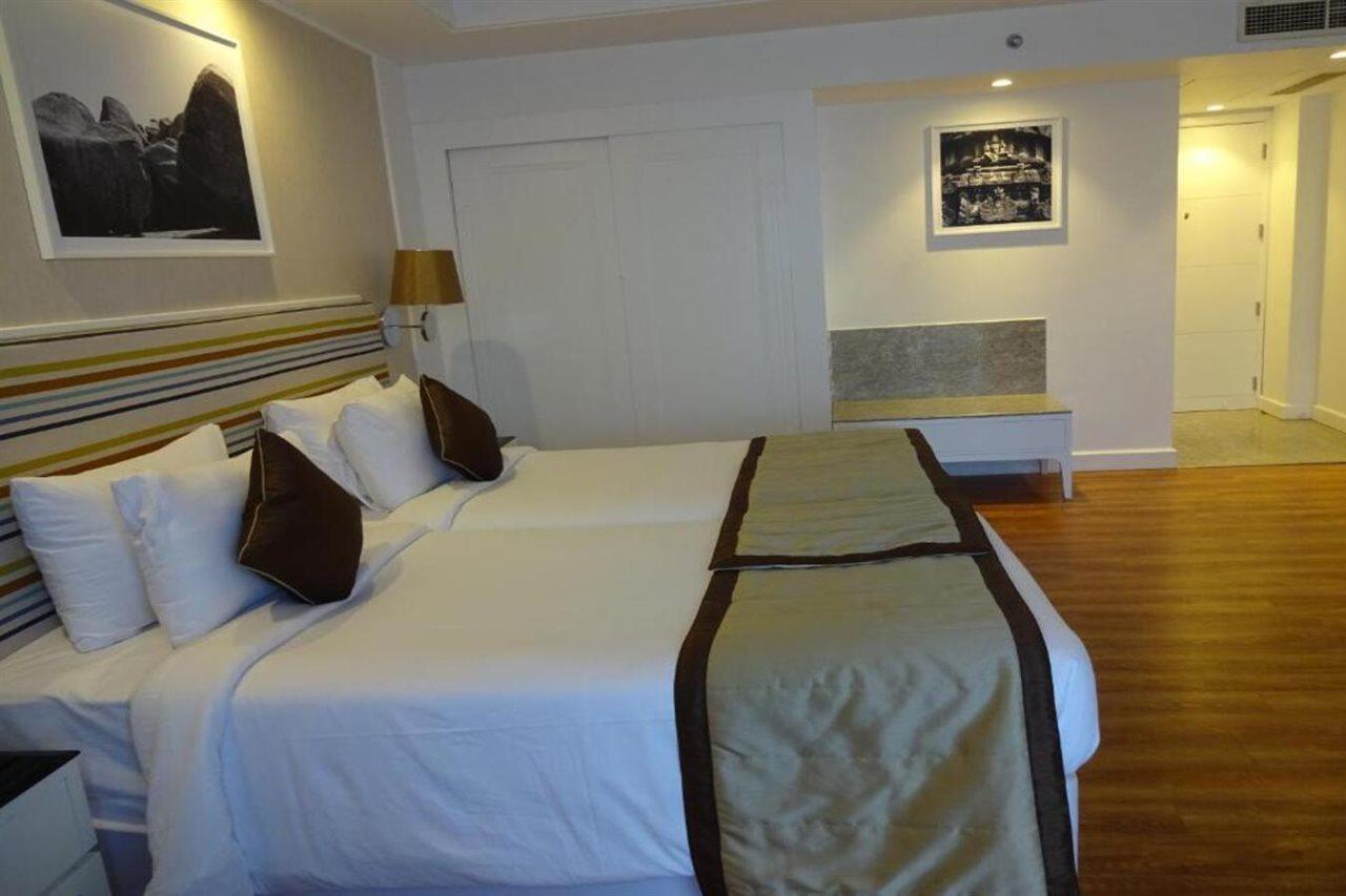 Amanora The Fern Hotels & Club Mundhva Екстериор снимка