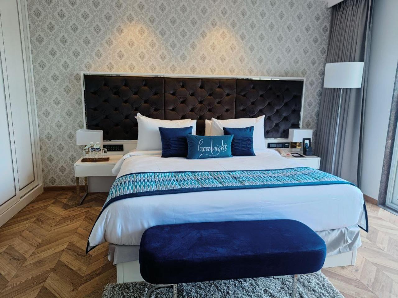 Amanora The Fern Hotels & Club Mundhva Екстериор снимка