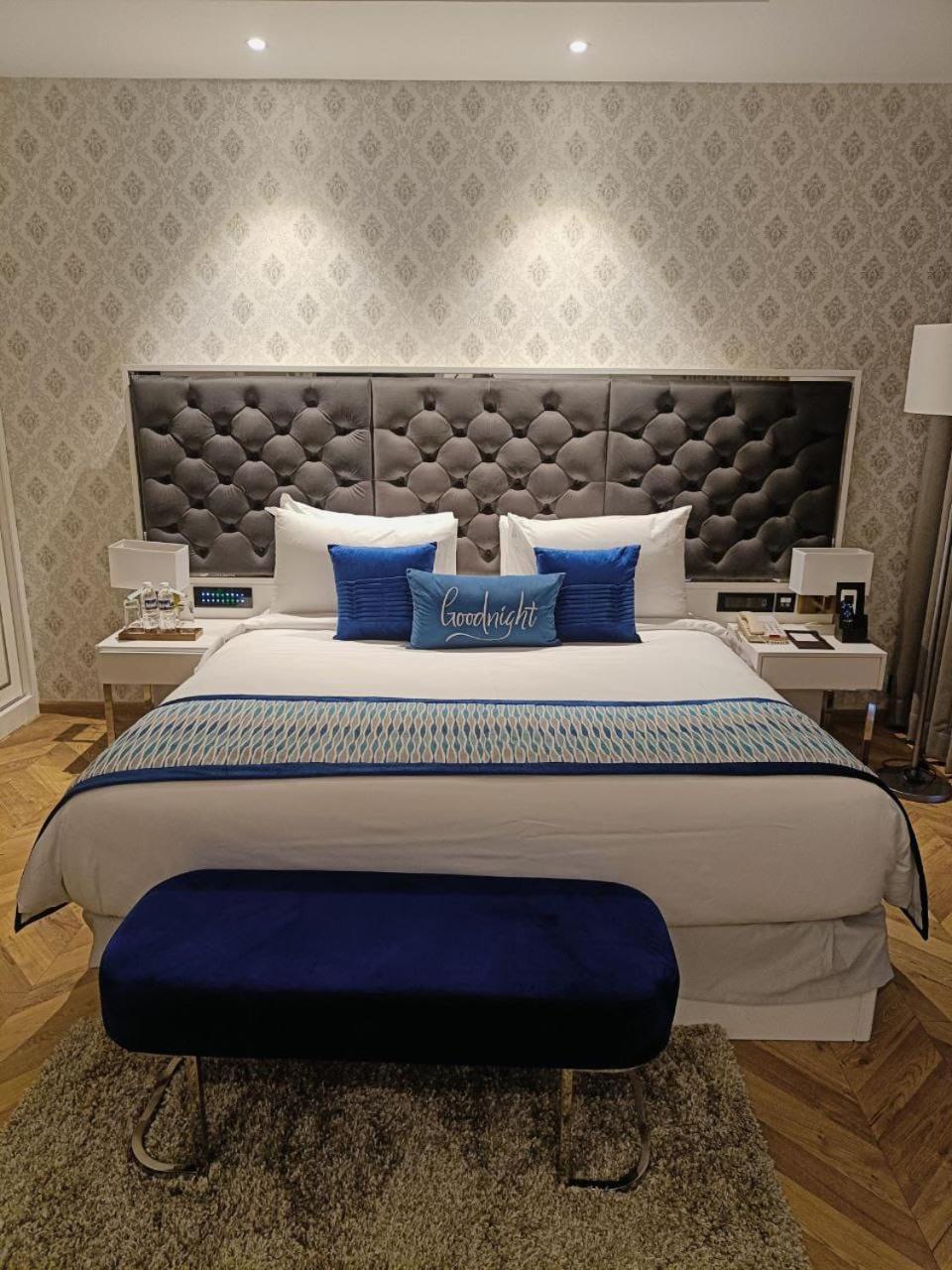 Amanora The Fern Hotels & Club Mundhva Екстериор снимка