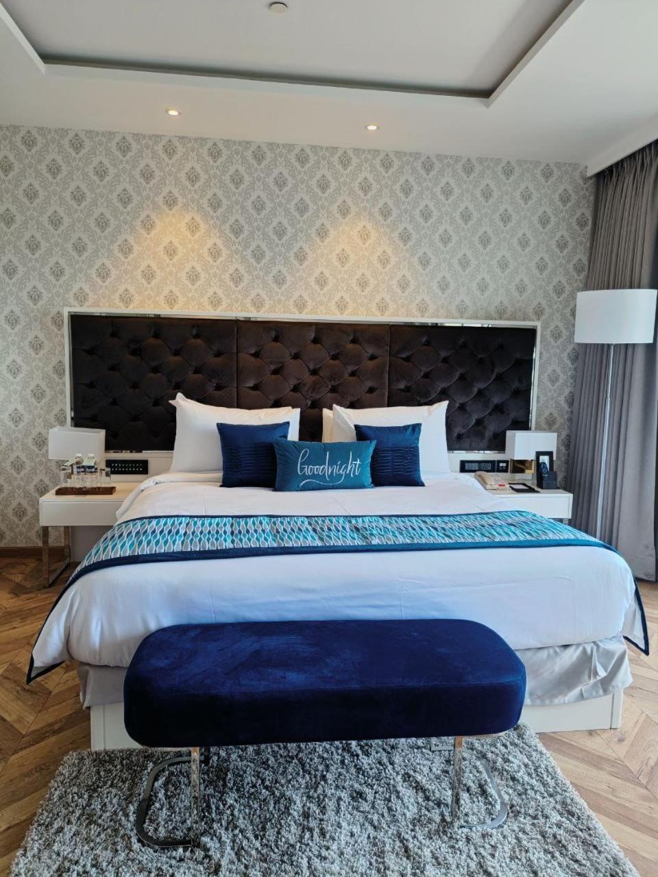 Amanora The Fern Hotels & Club Mundhva Екстериор снимка