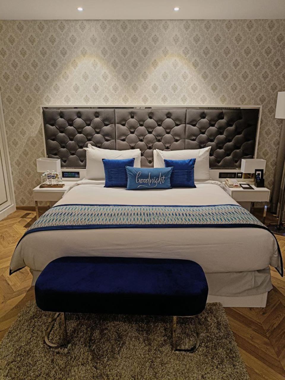 Amanora The Fern Hotels & Club Mundhva Екстериор снимка