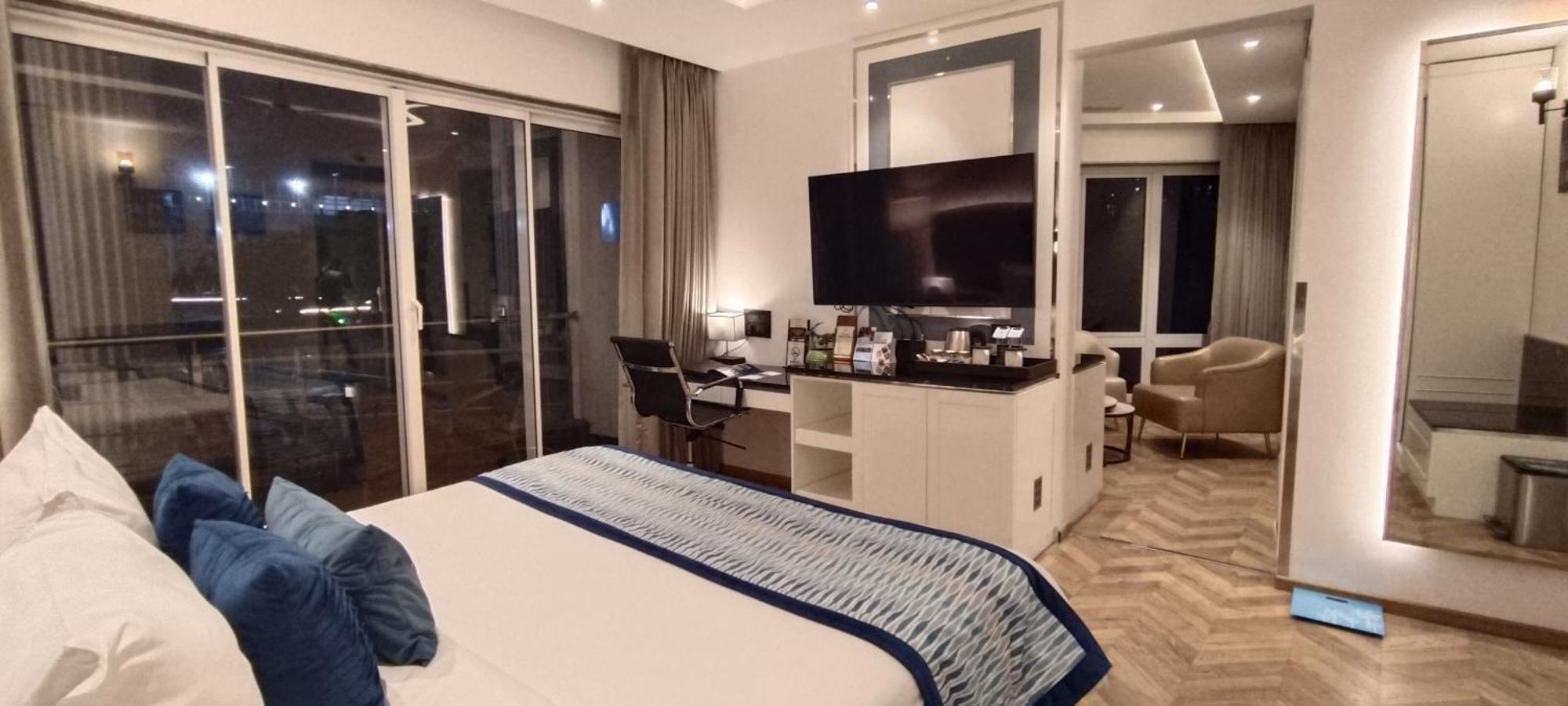 Amanora The Fern Hotels & Club Mundhva Екстериор снимка