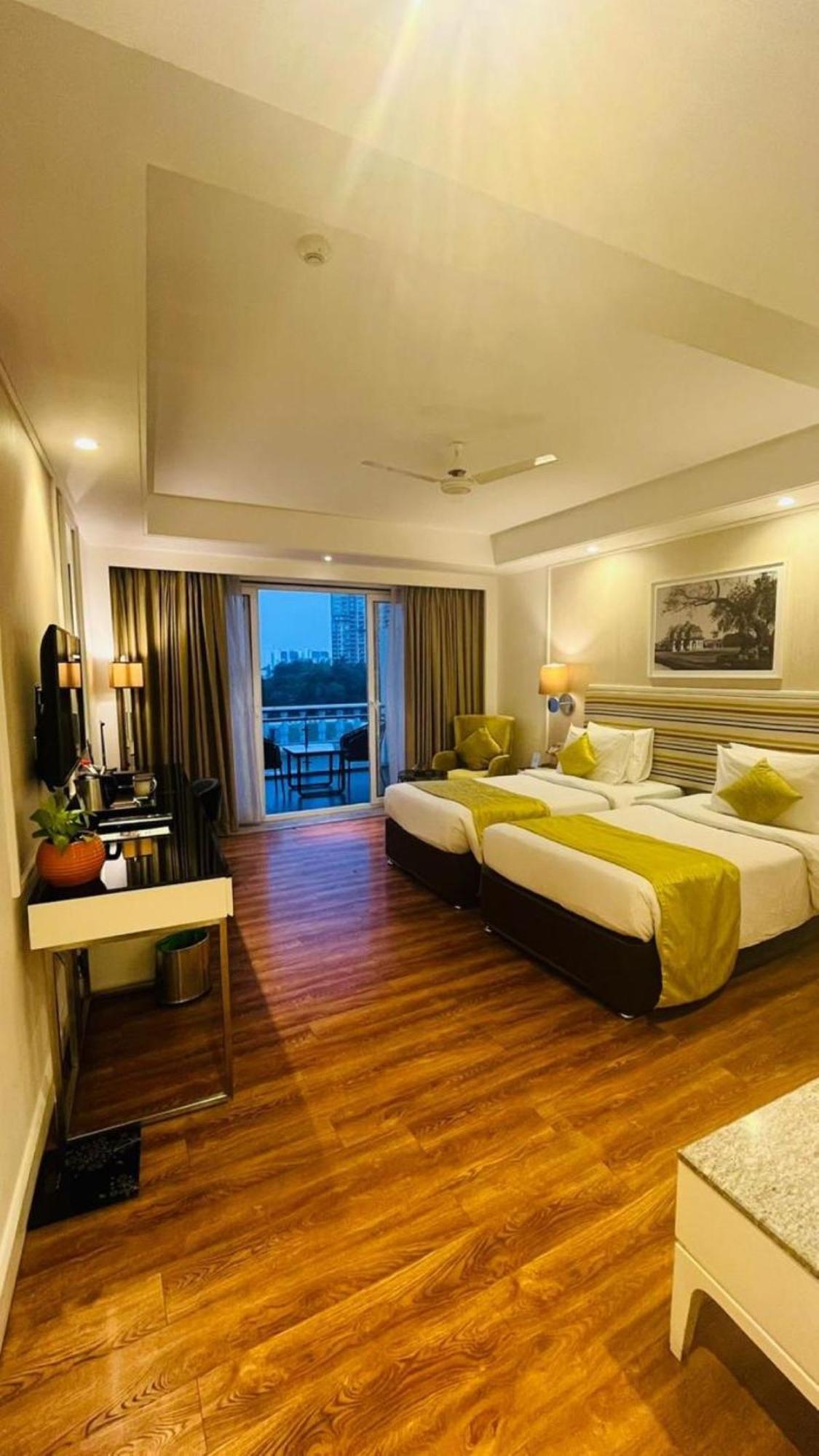 Amanora The Fern Hotels & Club Mundhva Екстериор снимка