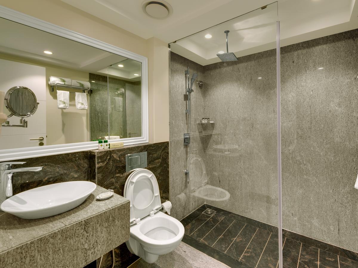 Amanora The Fern Hotels & Club Mundhva Екстериор снимка