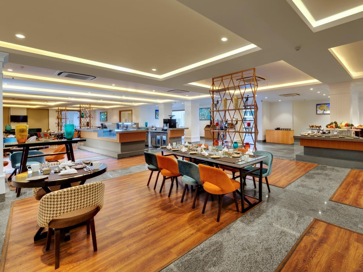 Amanora The Fern Hotels & Club Mundhva Екстериор снимка
