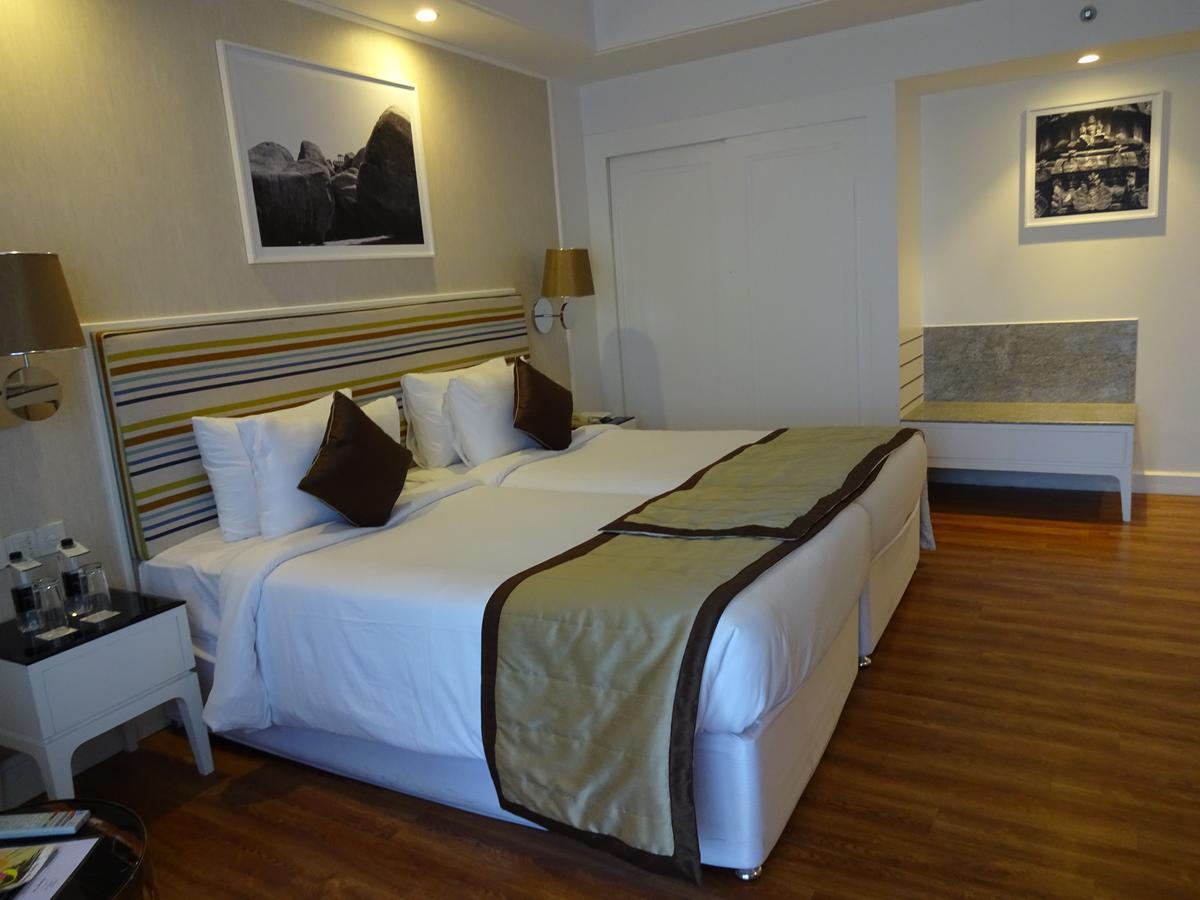 Amanora The Fern Hotels & Club Mundhva Екстериор снимка