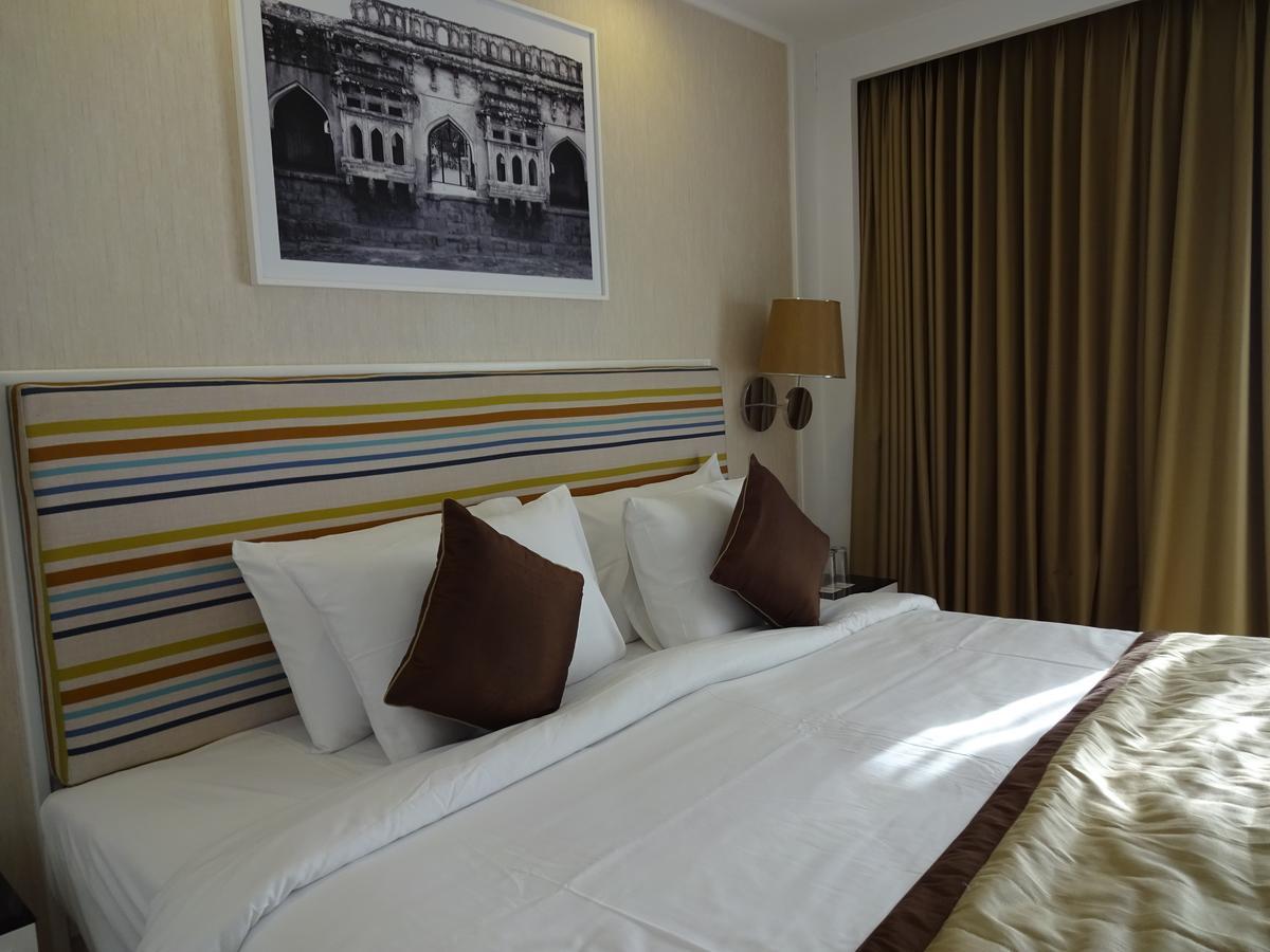Amanora The Fern Hotels & Club Mundhva Екстериор снимка
